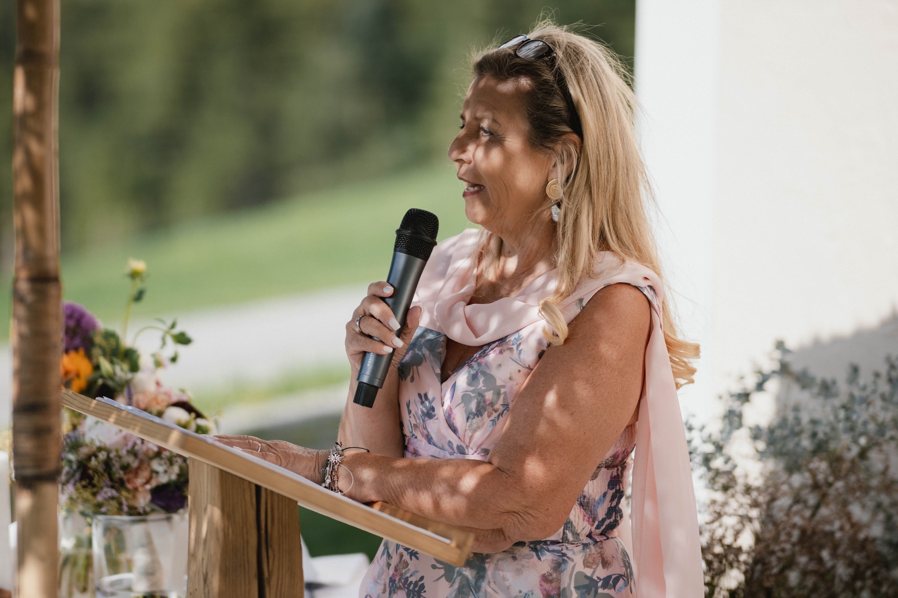 Freie Traurednerin Gabriele Heis-Gutzelnig hält eine persönliche Hochzeitsrede