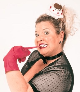 Gabriele Heis-Gutzelnig in einer humoristischen Bühnenrolle
