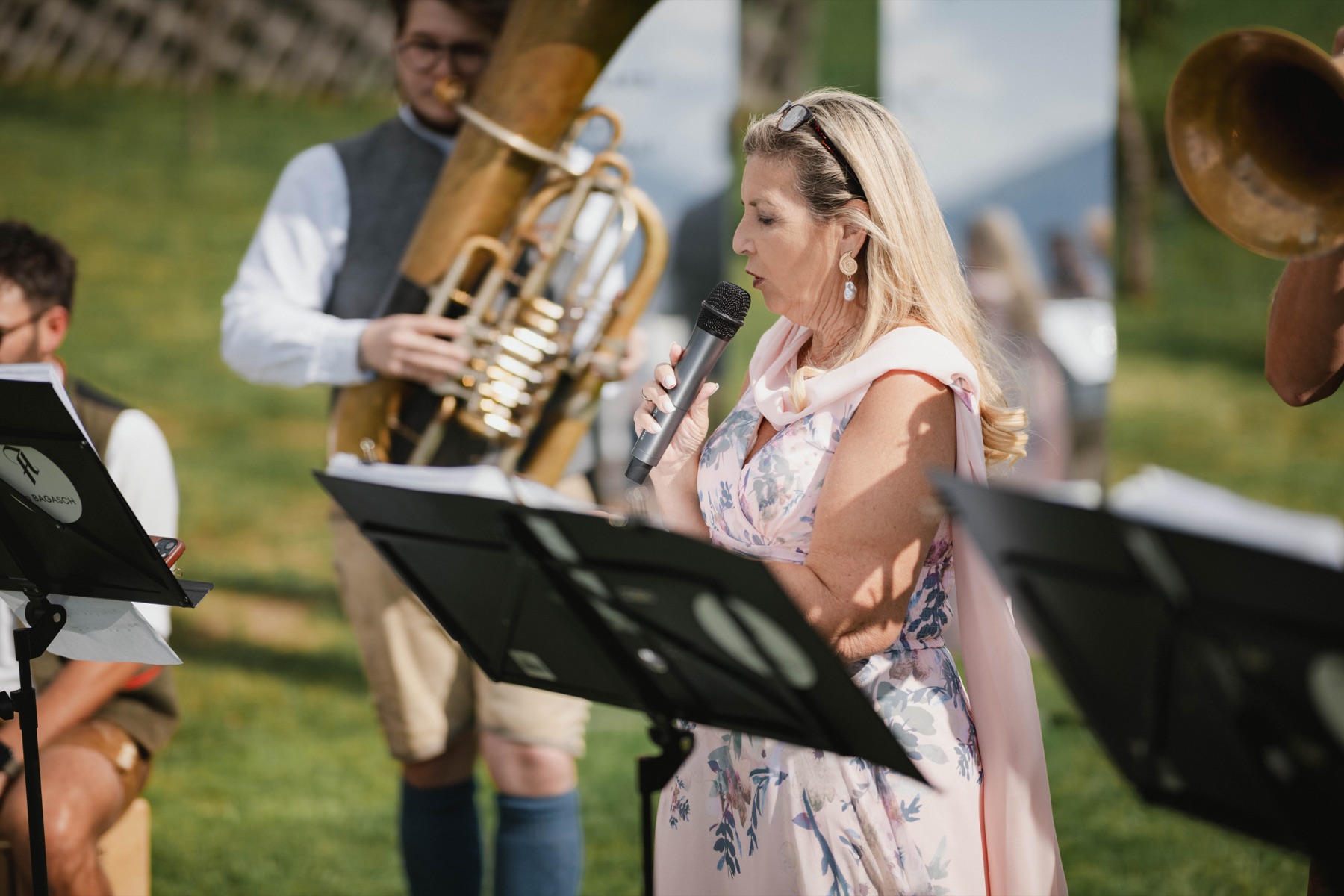 Gabriele Heis-Gutzelnig singt bei der freien Trauung von Ulli und Martin auf der Juvenalm